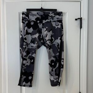 Women’s Grey Camo Active Capri Leggings